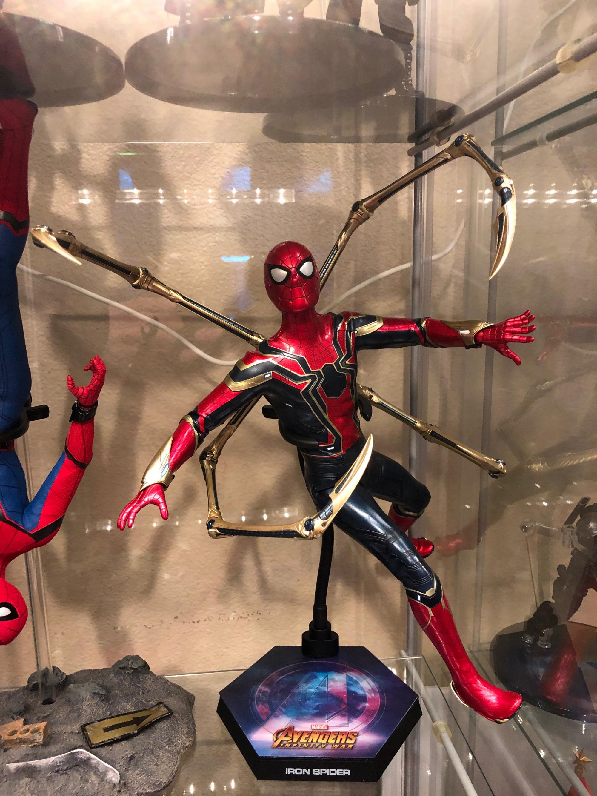 Hot toys store iron spider poses